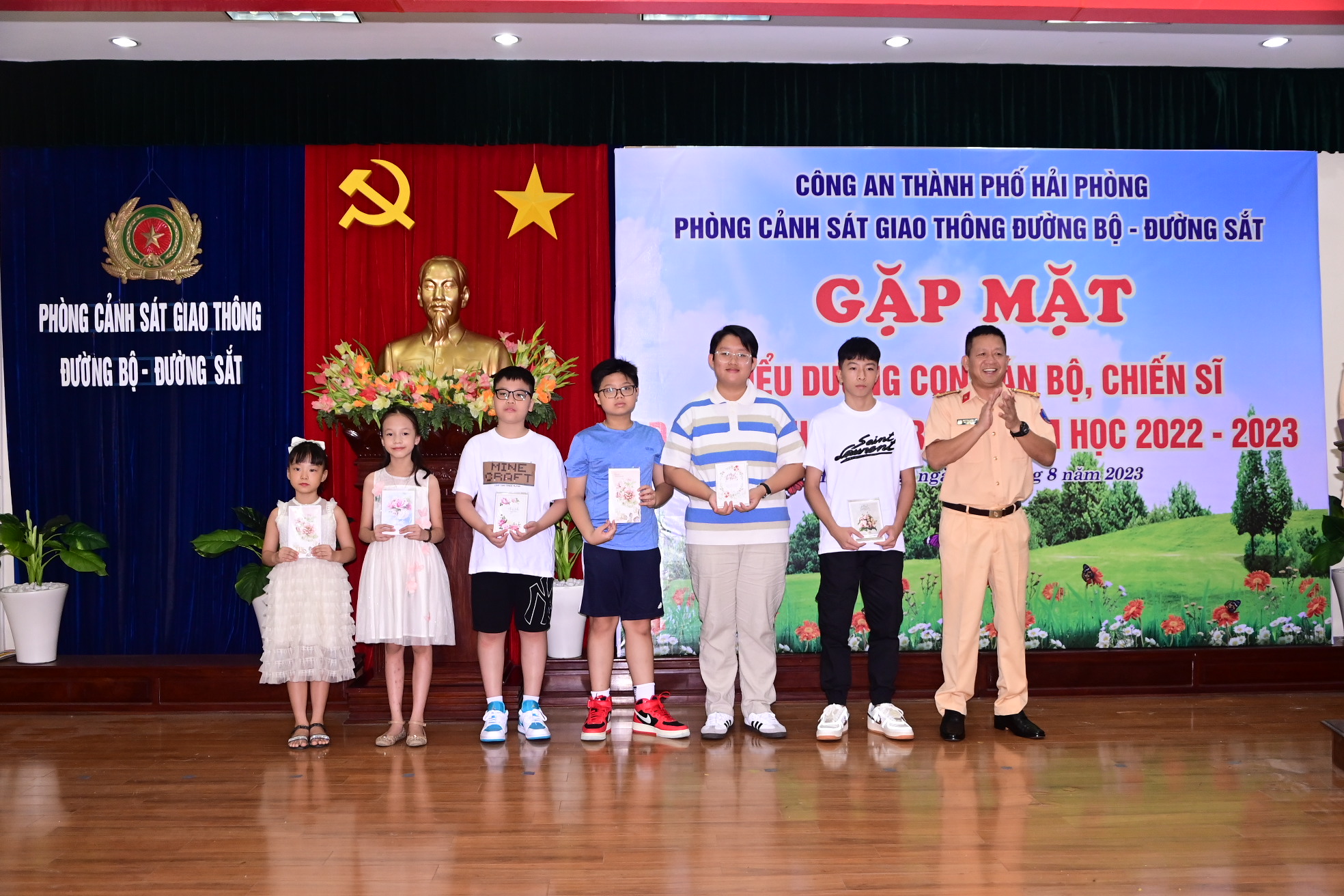 Phòng CSGT ĐB - ĐS và Phòng Tham mưu: Tổ chức chương trình gặp mặt, biểu dương con CBCS đạt thành tích trong năm học 2022 - 2023